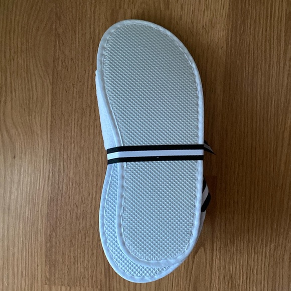 ❤️ Bloomingdales Signature Slippers Size S/M NWOT - Picture 3 of 5